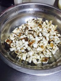 营养的香菇鸡肉粥做法图解1)