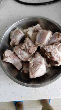 家常菜排骨炖豆角做法图解3)