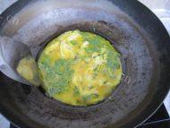 鲜美筋道的蒜薹炒鸡蛋的做法图解三