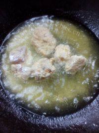 美食糖醋炸排骨做法图解8)