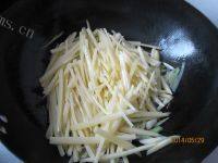 百吃不厌的土豆炒洋葱做法图解4)