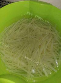 家常菜凉拌土豆丝做法图解2)