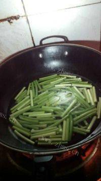 美味的蒜苔炒虾仁做法图解3)
