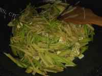 香飘十里的芹菜炒土豆丝做法图解9)