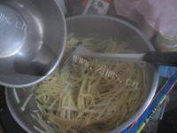 脍炙人口的芹菜土豆丝做法图解7)