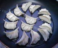 简易的韭菜煎饺做法图解7)
