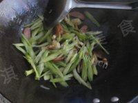 家常菜芹菜炒香菇做法图解7)