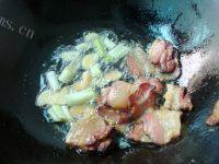 家常菜腊肉炒白菜做法图解5)