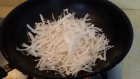 家常菜洋葱炒金针菇做法图解4)
