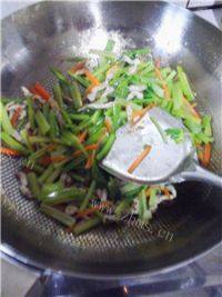 家常菜芹菜炒肉丝做法图解7)