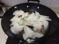 美味的萝卜炖腊排骨做法图解5)