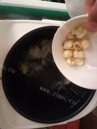 美味的银耳莲子红枣汤做法图解6)