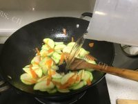 家常菜西葫芦炒胡萝卜做法图解6)