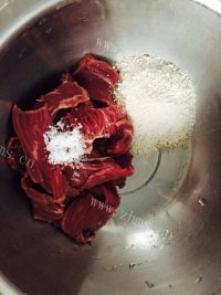 回味无穷的炒牛肉做法图解4)
