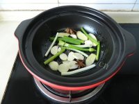 美味的小鱼焖豆腐做法图解4)