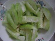 美味茄子炒丝瓜做法图解2)