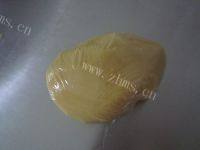 自制莲蓉蛋黄月饼做法图解5)