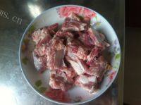 家常排骨炖土豆做法图解1)