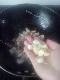 家常菜木耳炒肉做法图解3)