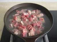 食欲满满的胡萝卜炖牛肉做法图解3)