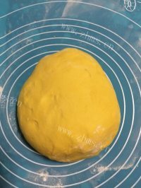 自制南瓜黄金馒头做法图解5)