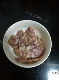 家常菜腊肠炒芹菜做法图解2)