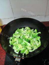 简易的番茄炒西兰花做法图解3)