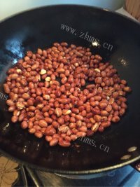 好吃的炒花生米做法图解4)