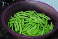 家常橄榄菜炒豆角做法图解2)