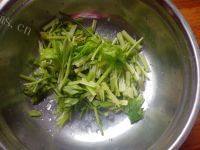 色泽不错的芹菜炒腊肉做法图解2)
