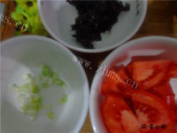 美味的番茄紫菜蛋花汤做法图解2)