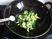 家常菜蒜炒西兰花做法图解6)