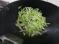 家常菜炒西芹做法图解2)