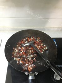 美味的麻辣虾球做法图解3)