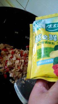 下饭的腐竹炒肉做法图解7)