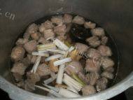简易牛肉炖土豆柿子做法图解4)
