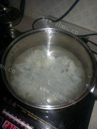美味的冰糖银耳莲子羹做法图解3)