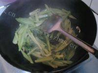 家常菜芹菜炒豆腐皮做法图解7)
