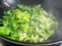 口感极佳的芹菜炒豆腐干做法图解4)