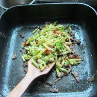 常吃不腻的春笋炒肉做法图解10)