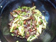 家常菜芹菜木耳炒肉
