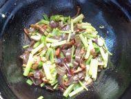 家常菜芹菜木耳炒肉