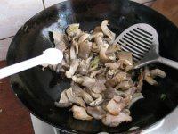 肉片炒鲜蘑做法图解12)