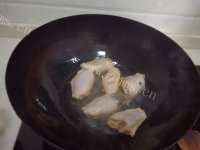 色泽鲜亮的烧鸡翅做法图解4)