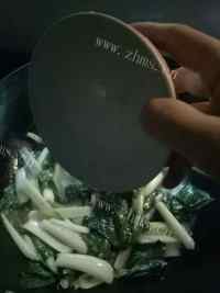 口感丰富的素炒白菜做法图解5)