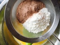 自制可可蛋糕卷做法图解6)