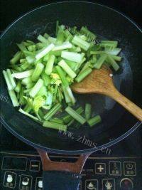 家常菜肉炒芹菜做法图解4)