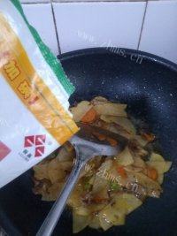 家常菜五花肉炒土豆片做法图解8)
