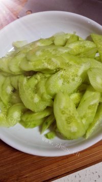 家常菜黄瓜炒木耳做法图解1)