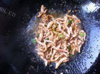 诱人的西葫芦炒肉丝做法图解4)